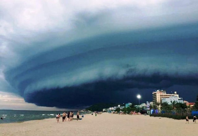 
Đám mây đen có hình thù như một trận siêu bão đang sà xuống bãi biển Sầm Sơn - Ảnh: Đức Kim
