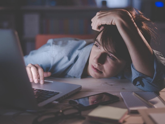 Lờ đờ, mệt mỏi là dấu hiệu của việc cơ thể không nhận đủ lượng calo cần thiết để hoạt động. Ảnh: Shutterstock.
