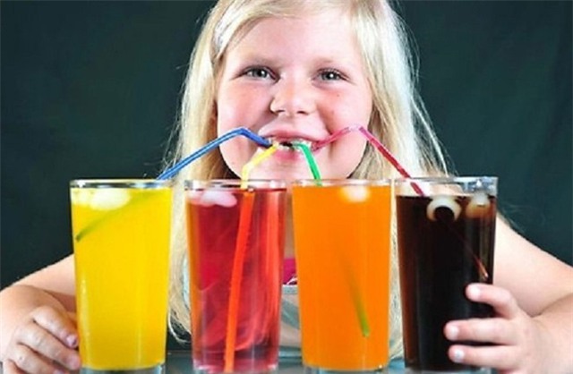
Hạn chế cho trẻ uống quá nhiều nước ngọt.
