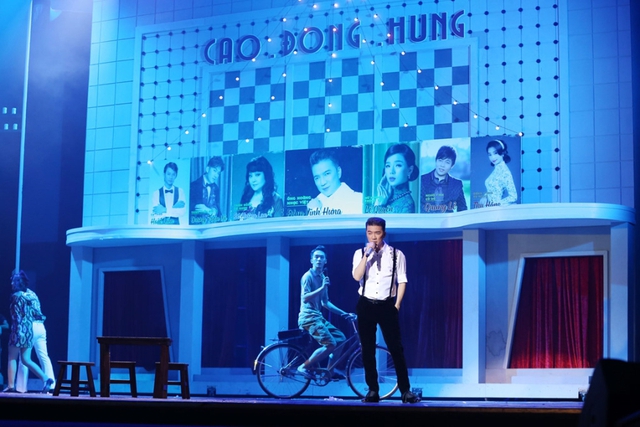 Mr. Đàm tái hiện cảnh rạp hát trên sân khấu Sài Gòn, Bolero và Hưng. Ảnh: BTC.