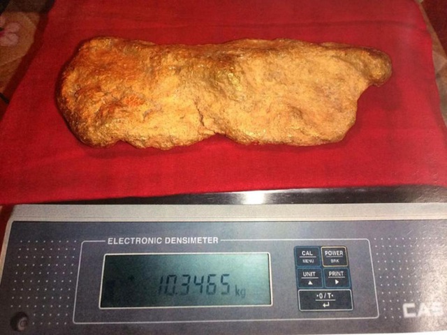
Khối v&agrave;ng nặng tới 19,3 kg.
