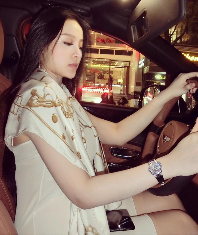 Cựu hot girl khẳng định người bêu xấu gia đình là con dì ghẻ của mẹ.