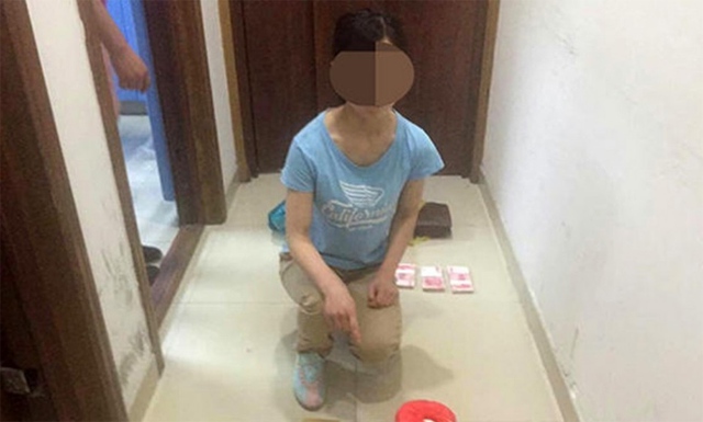 
Người gi&uacute;p việc với số tiền ăn cắp.
