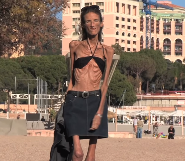 
Valeria đ&atilde; 40 tuổi m&agrave; chỉ nặng đ&uacute;ng 27kg.
