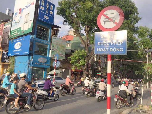 
Tr&ecirc;n phố Đ&ecirc; La Th&agrave;nh, taxi bị cấm hoạt động từ thứ Hai đến thứ S&aacute;u trong giờ cao điểm - Ảnh: L&Acirc;M HO&Agrave;I
