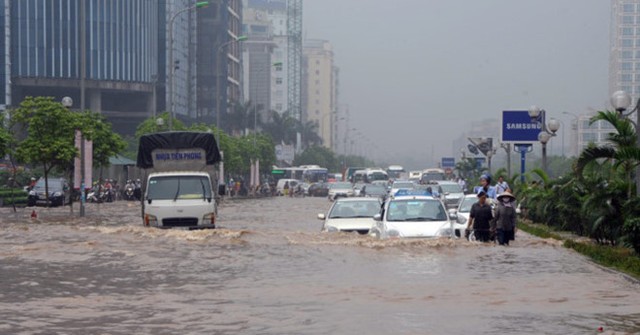 Khu vực xung quanh tòa nhà Keangnam (quận Cầu Giấy) thường xuyên ngập sâu sau mưa lớn. Ảnh: Quang Quyết/TTXVN .