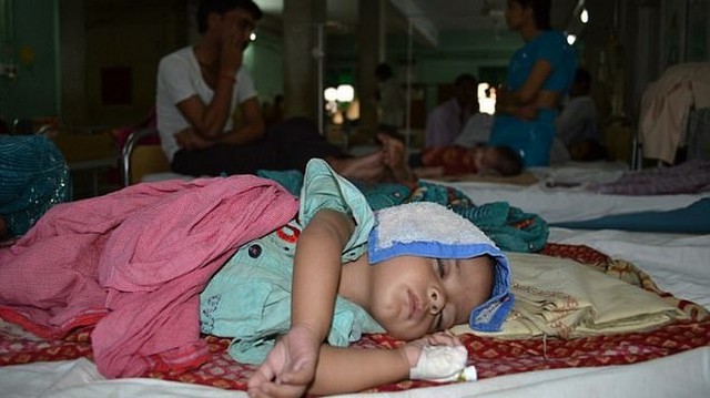 
Một em nhỏ đang nằm ở bệnh viện địa phương bang Uttar Pradesh.
