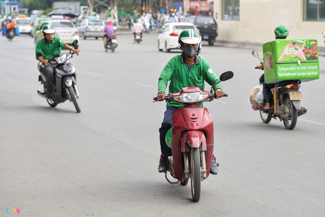
Theo bộ quy tắc ứng xử Grab, họ lu&ocirc;n nghi&ecirc;m khắc với những h&agrave;nh vi l&aacute;i xe kh&ocirc;ng an to&agrave;n, g&acirc;y nguy hiểm cho h&agrave;nh kh&aacute;ch v&agrave; những người đi đường kh&aacute;c. Tuy nhi&ecirc;n kh&ocirc;ng kh&oacute; khăn để bắt gặp h&igrave;nh ảnh l&aacute;i xe GrabBike vi phạm luật giao th&ocirc;ng đường bộ. Tại c&aacute;c bến xe như Mỹ Đ&igrave;nh, Gi&aacute;p B&aacute;t, trung t&acirc;m thương mại ở H&agrave; Nội, lực lượng GrabBike hoạt động rất đ&ocirc;ng đảo. D&ugrave; bến xe Mỹ Đ&igrave;nh nằm ngay ng&atilde; tư, nhiều l&aacute;i xe sau khi đ&oacute;n trả kh&aacute;ch vẫn quay đầu đi ngược chiều để tiết kiệm thời gian v&agrave; qu&atilde;ng đường.




 


 

Một t&agrave;i xế mặc &aacute;o GrabBike chạy ngược chiều với luồng &ocirc;t&ocirc;.




 


 

V&ocirc; tư ph&oacute;ng ngược d&ograve;ng xe ở đường Phạm H&ugrave;ng.




 


 

Tại c&aacute;c ng&atilde; ba, ng&atilde; tư, nhiều người tham gia giao th&ocirc;ng vẫn vượt đ&egrave;n đỏ, trong đ&oacute; c&oacute; l&aacute;i xe GrabBike.




 


 

Luật Giao th&ocirc;ng đường bộ kh&ocirc;ng cho ph&eacute;p người điều khiển, người ngồi tr&ecirc;n m&ocirc;t&ocirc;, xe gắn m&aacute;y sử dụng &ocirc;, điện thoại di động, thiết bị &acirc;m thanh, trừ thiết bị trợ th&iacute;nh trong khi điều khiển xe. Tuy nhi&ecirc;n, nhiều l&aacute;i xe vẫn một tay điều khiển, một tay cầm điện thoại di động n&oacute;i chuyện.




 


 

Do đặc th&ugrave; l&agrave; &ldquo;xe &ocirc;m c&ocirc;ng nghệ&rdquo; n&ecirc;n c&aacute;c t&agrave;i xế GrabBkie thường xuy&ecirc;n trao đổi qua điện thoại với kh&aacute;ch đặt lịch chạy. Điều n&agrave;y đ&atilde; khiến họ kh&ocirc;ng đảm bảo an to&agrave;n cho h&agrave;nh kh&aacute;ch ph&iacute;a sau.




 


 

Kh&ocirc;ng kh&oacute; để bắt gặp những h&igrave;nh ảnh chở qu&aacute; số người quy định của t&agrave;i xế mặc đồng phục GrabBike.




 


 

Xe chở ba người, kh&aacute;ch kh&ocirc;ng đủ mũ bảo hiểm, t&agrave;i xế vừa điều khiển xe vừa cầm điện thoại.




 


 

C&oacute; khi cả l&aacute;i xe v&agrave; kh&aacute;ch h&agrave;ng đều đầu trần, mũ treo ph&iacute;a trước.




 


 

Vị kh&aacute;ch n&agrave;y được &ldquo;ưu ti&ecirc;n&rdquo; sử dụng n&oacute;n khi ngồi sau, d&ugrave; c&oacute; mũ bảo hiểm treo ở xe.




 


 

T&igrave;nh trạng xe kh&ocirc;ng được trang bị gương chiếu hậu h&agrave;nh nghề xe &ocirc;m c&ocirc;ng nghệ diễn ra kh&aacute; phổ biến.




 


 

L&aacute;i xe GrabBike thường tập trung một khu vực khi đợi kh&aacute;ch. Hiện tượng d&agrave;n xe h&agrave;ng ba, h&agrave;ng bốn giữa l&ograve;ng đường c&oacute; thể bắt gặp ở khắp H&agrave; Nội.




 


 

Ở những đoạn đường vắng l&aacute;i xe c&agrave;ng kh&ocirc;ng tu&acirc;n thủ luật giao th&ocirc;ng, thoải m&aacute;i vượt đ&egrave;n đỏ rồi rẽ tr&aacute;i, kh&ocirc;ng bật đ&egrave;n t&iacute;n hiệu xin đường...




 


 

... chạy v&agrave;o l&agrave;n d&agrave;nh ri&ecirc;ng cho xe bu&yacute;t nhanh BRT.





Việc dừng xe cũng kh&ocirc;ng được chấp h&agrave;nh đ&uacute;ng quy định. Một t&agrave;i xế GrabBike c&oacute; t&iacute;n hiệu xin rẽ tr&aacute;i nhưng lại dừng xe tr&ecirc;n phần đường d&agrave;nh cho người rẽ phải.


