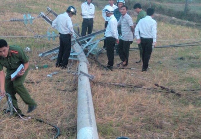 Lực lượng chức năng kh&aacute;m nghiệm hiện trường vụ tai nạn. Ảnh: Tuấn Kiệt.