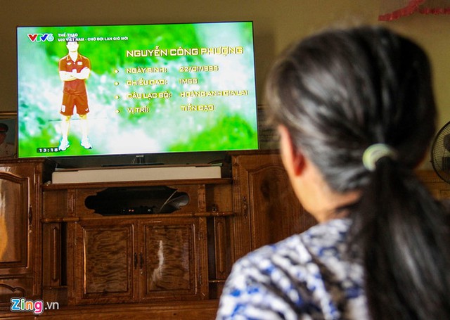B&agrave; Nguyễn Thị Hoa, mẹ C&ocirc;ng Phượng, chăm ch&uacute; theo d&otilde;i th&ocirc;ng tin về con trai ph&aacute;t tr&ecirc;n chiếc tivi 65 inch mới mua. Ảnh: Phạm Trường.