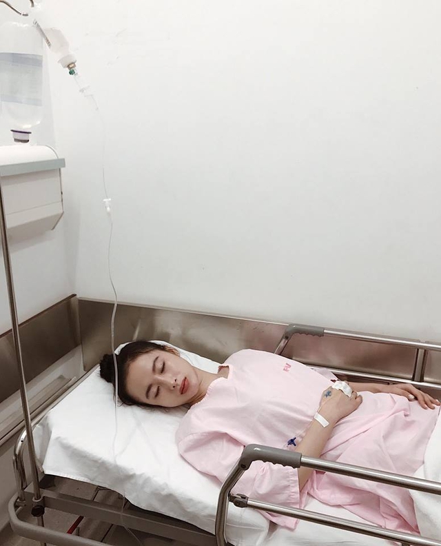 
Hình ảnh Angela Phương Trinh trên giường bệnh khiến fan lo lắng.
