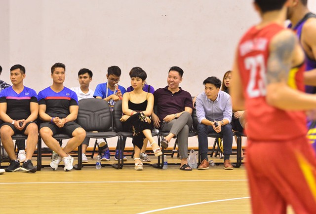 
Miu Lê đi xem bóng rổ cùng bạn trai. Ảnh: Nguyên Trí.
