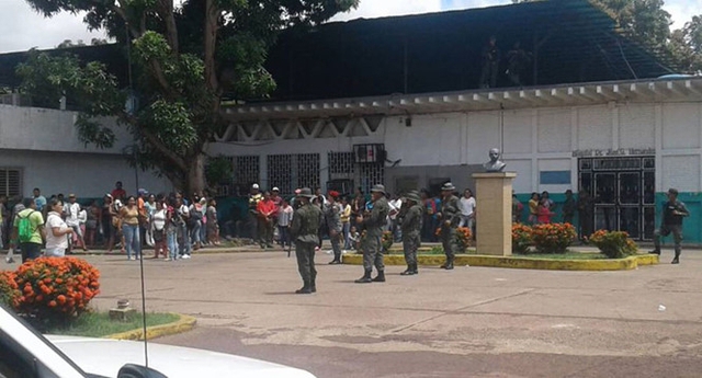 
Lực lượng an ninh canh gác tại nhà tù ở Puerto Ayacucho.
