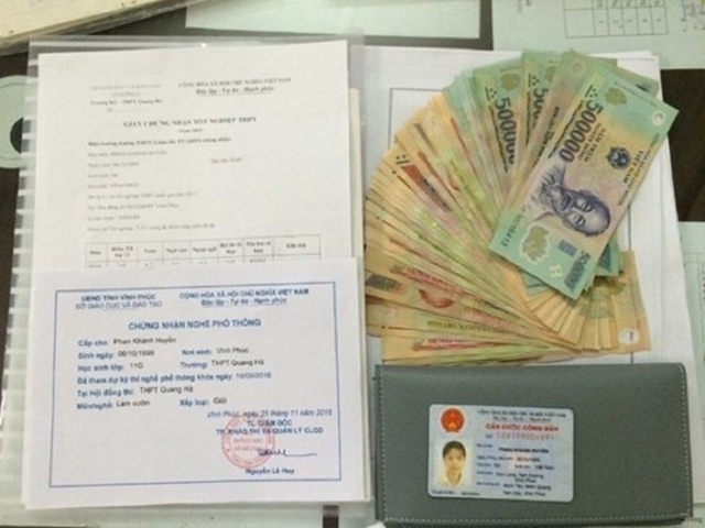 Toàn bộ số tiền và giấy tờ của nữ sinh được CSGT trả lại.