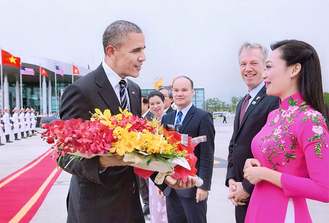 
Mỹ Linh rạng rỡ chào đón và tặng hoa Tổng thống Mỹ Obama năm 2016
