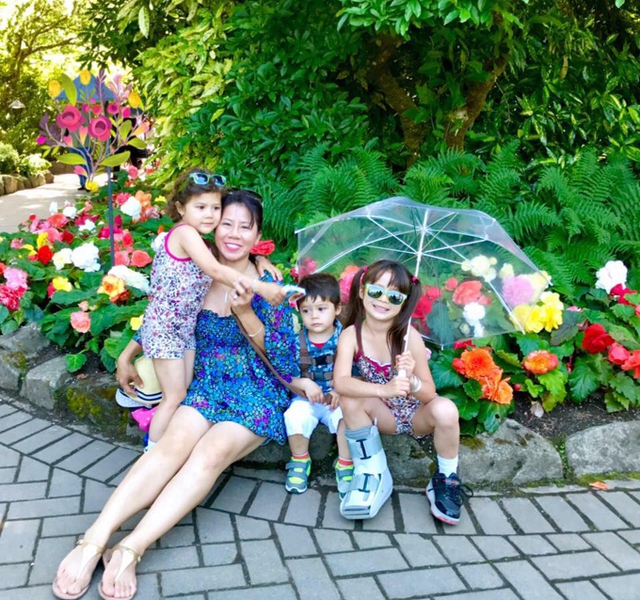 Chị Hồng Phước, chủ nhân của khu vườn, quê gốc ở TP. HCM, kết hôn và sang Canada định cư từ năm 2009. Hiện chị sống cùng chồng và con tại một thị trấn nhỏ tại miền bắc nước này.