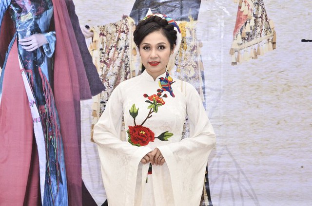 Diễn viên Việt Trinh diện áo dài gấm trắng