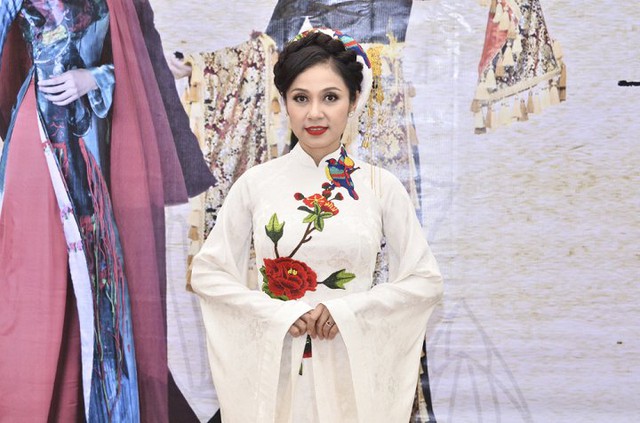 Diễn vi&ecirc;n Việt Trinh diện &aacute;o d&agrave;i gấm trắng