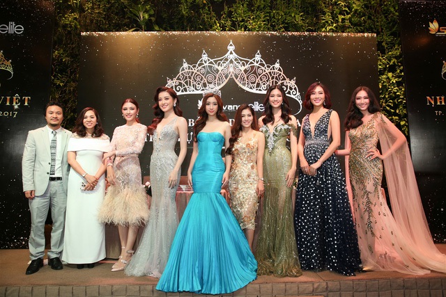 Đỗ Mỹ Linh cùng các quan khách trong buổi họp báo công bố bản quyền các cuộc thi Hoa hậu sáng 17/8.