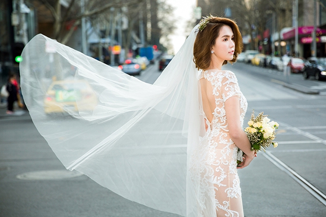 Trong chuyến công tác tại Melbourne, Australia, Ngọc Trinh đã kết hợp cùng nhà thiết kế Đỗ Long thực hiện bộ ảnh giới thiệu các mẫu váy cưới.