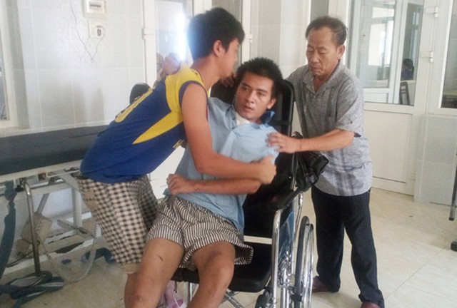 T&agrave;i xế V&otilde; Văn Qu&yacute; đ&atilde; tỉnh nhưng v&ocirc; thức do tổn thương n&atilde;o.