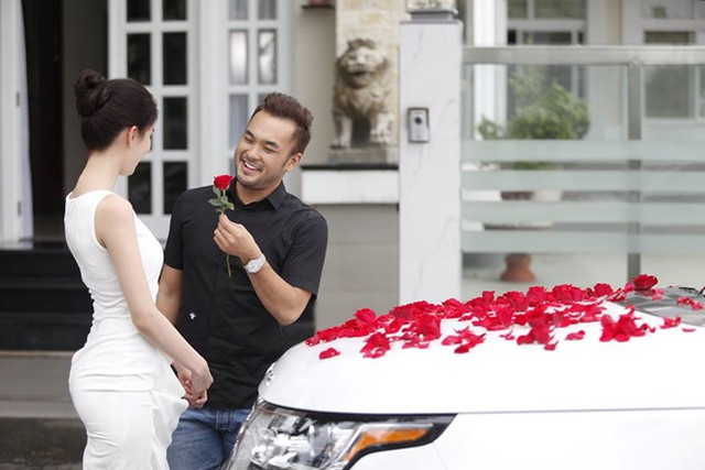 Hoa hồng nhung rải trên siêu xe trong Vòng eo 56, như lời tuyên bố ngầm: đón nhận vật chất nhưng đi kèm phải là tình yêu.