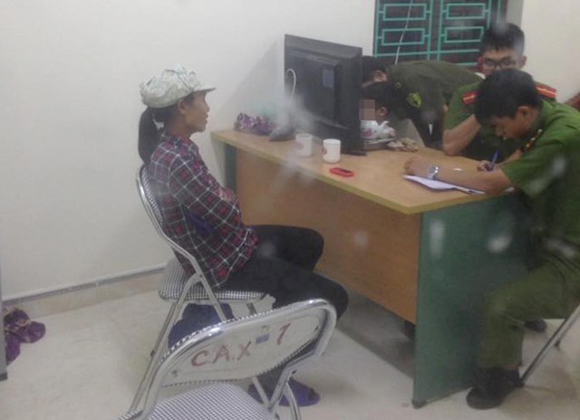 Hình ảnh người phụ nữ làm việc với Công an huyện Yên Phong. Ảnh: Facebook.
