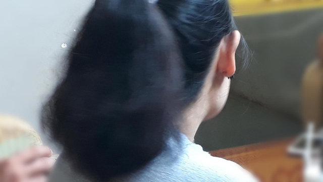 Bà T. kể lại sự việc mà bà đã gửi đơn tố cáo tới các cơ quan chức năng - Ảnh: TR.TÂN