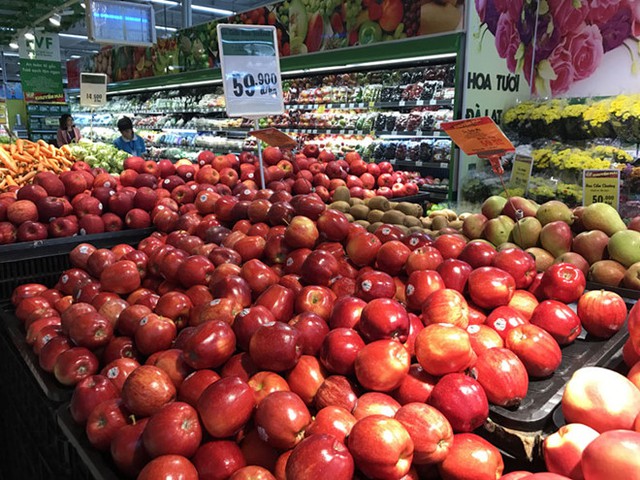 Các loại trái cây ngoại được nhập khẩu về ồ ạt, bày bán tràn ngập tại thị trường .