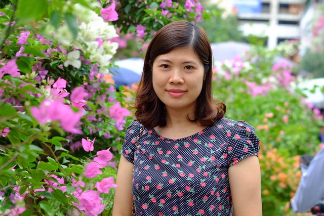 Chị Thanh Nguyên, chủ nhân của góc vườn hoa rực rỡ.