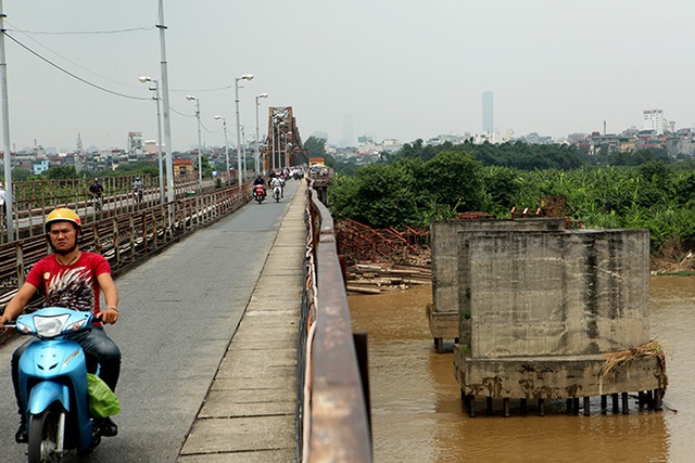 Từ cầu Long Biên nhìn xuống bãi giữa sông Hồng (phường Ngọc Thụy, Gia Lâm, Hà Nội) chỉ thấy một màu xanh của cây, cỏ và màu nước đỏ nặng phù sa.