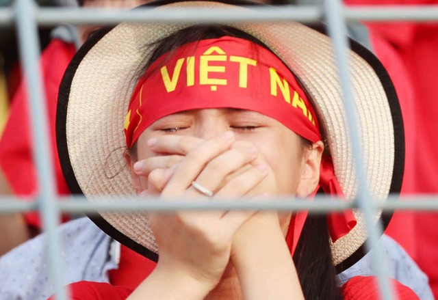 Kết thúc trận thua 0-3 đau đớn trước U22 Thái Lan, nhiều fan Việt Nam bật khóc trên sân ở Kuala Lumpur. Đội nhà bất ngờ bị loại vì chỉ xếp thứ ba ở bảng B sau khi U22 Indonesia thắng 2-0 Campuchia.
