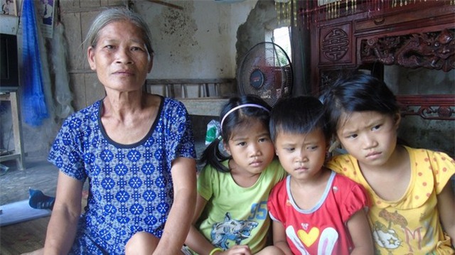 Bà Toàn bên 3 đứa cháu bất hạnh.