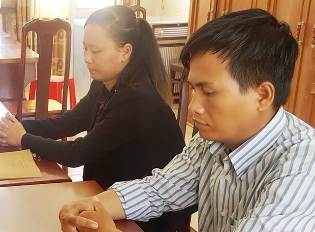 
Thuận với Loan bị công an mời làm việc khi có dấu hiệu lừa đảo ở huyện Thới Bình (Cà Mau). Ảnh: CTV.
