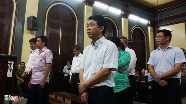 Các bị cáo đứng nghe HĐXX tuyên án. Ảnh: Chi Mai.