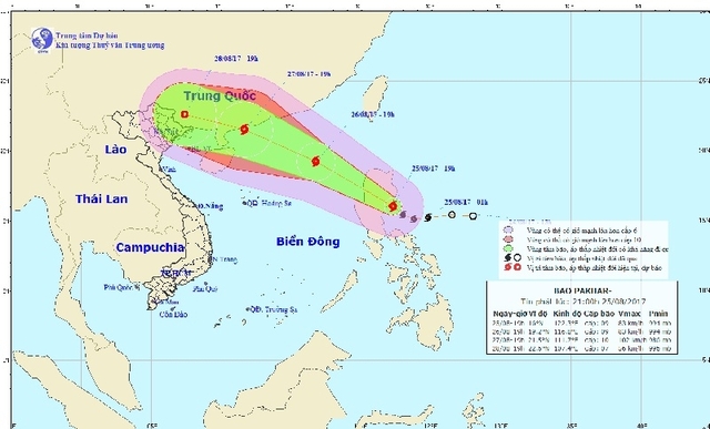 Cơn bão Pakhar vẫn đang tiến vào biển Đông