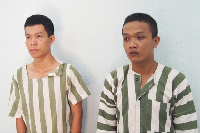 Hai nghi phạm bị c&ocirc;ng an bắt giữ. Ảnh: Đức Anh.