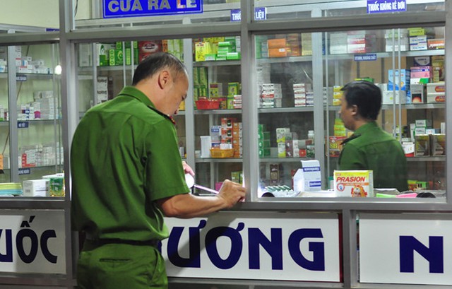 C&ocirc;ng an kh&aacute;m nghiệm hiện trường. Ảnh: Ngọc An.
