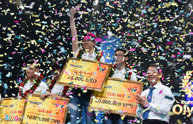 
Vô địch Đường lên đỉnh Olympia mùa thứ 17, Phan Đăng Nhật Minh giành học bổng trị giá 35.000 USD của Đại học Kỹ thuật Swinburne. Ảnh: Việt Hùng.
