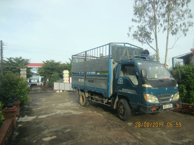 Tấm bảng trường bị k&eacute;o đổ