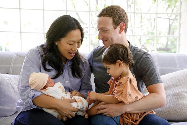 
Bức ảnh gia đ&igrave;nh hạnh ph&uacute;c được chia sẻ tr&ecirc;n trang Facebook của Zuckerberg với th&agrave;nh vi&ecirc;n mới, b&eacute; August.
