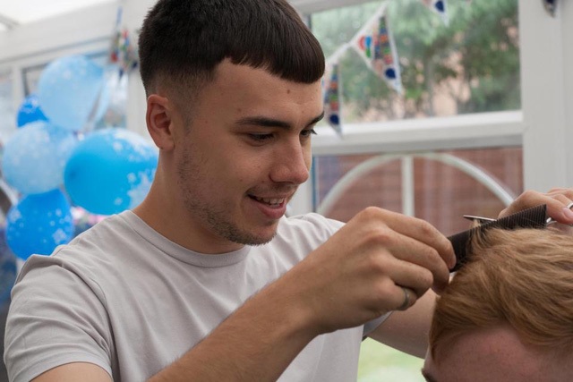 Ben George, 21 tuổi, là thợ cắt tóc tự học kiêm sinh viên năm 2 của trường đại học Birmingham. (Nguồn: The Sun)