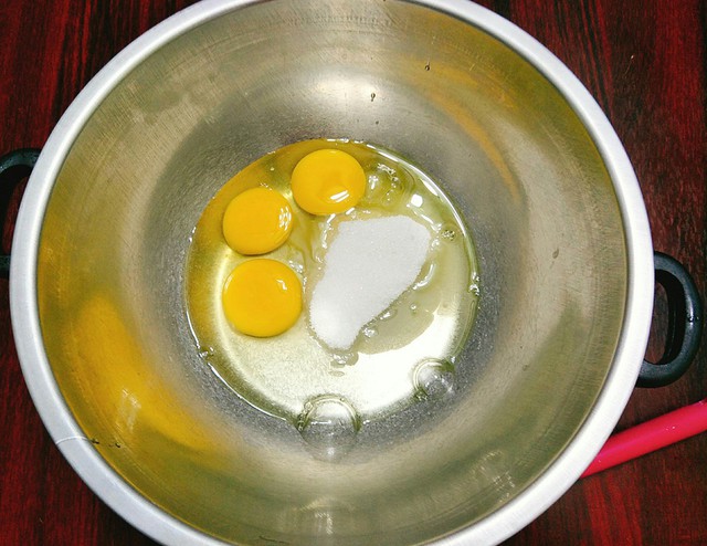 Chuẩn bị nguyên liệu: 3 quả trứng gà, 110 gram bột mì, 50 gram bơ, muối, 2 thìa sữa tươi, 1 thìa cà phê bột nở, 60 gram đường, 1 thìa cà phê vani, khuôn giấy cupcake.