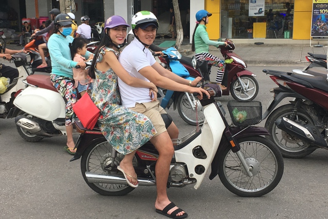 
Cuối tuần qua, nhiều người ở Kiên Giang bất ngờ khi gặp Thủy Tiên - Công Vinh chở nhau bằng xe máy đi khắp nơi. Công Vinh mặc quần short, mang dép lê còn Thủy Tiên mặc váy, đeo dép xỏ ngón giản dị.
