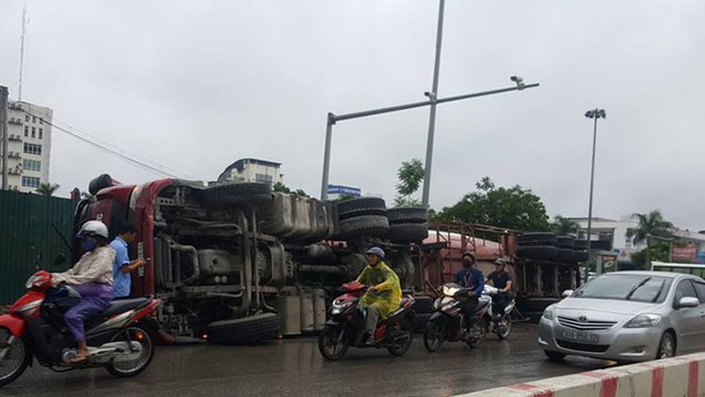Hiện trường chiếc xe bồn 22 b&aacute;nh lật nghi&ecirc;ng tr&ecirc;n đường. Ảnh: Phương Nam.