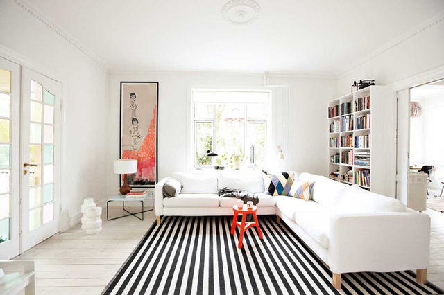 1. Phòng khách sáng sủa trở nên cân bằng nhờ trải thảm sọc đen trắng trải rộng hầu như toàn bộ không gian, trở thành điểm nhấn nổi bật trong phòng.