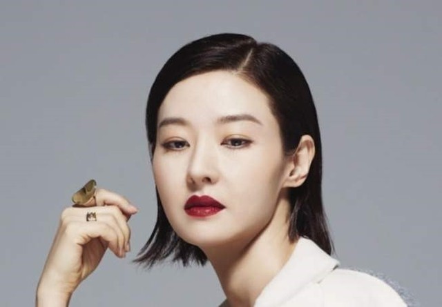 
V&igrave; thế theo nhiều người h&agrave;nh động n&agrave;y chứng tỏ c&ocirc; qu&aacute; b&igrave;nh thản trước c&aacute;i chết đầy oan nghiệt của người chồng từng đầu ấp tay gối.
