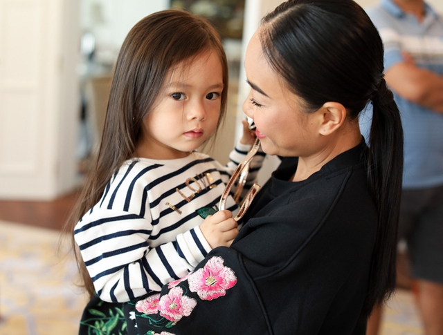 
Đoan Trang hạnh phúc vì con gái càng lớn càng xinh xắn, ngoan ngoãn. Cô bé thừa hưởng làn da trắng và mái tóc màu nâu giống bố.
