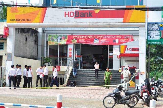 
Ng&acirc;n h&agrave;ng HD bank chi nh&aacute;nh Gia Ray bị cướp t&aacute;o tợn.
