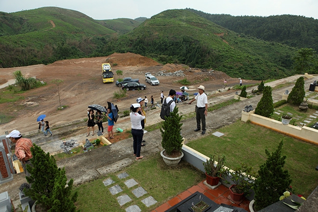 
Mới đầu tháng 7 Âm lịch nhưng nhiều người đã tìm đến các nghĩa trang ven Hà Nội mua đất báo hiếu cho cha mẹ, trong đó không ít người cao tuổi tự đi tìm mảnh đất cho mình sau khi chết.
